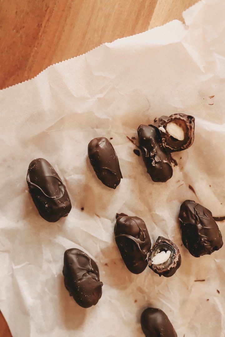 Gesunder Snack: Schokolade Datteln mit Erdnussbutter Füllung